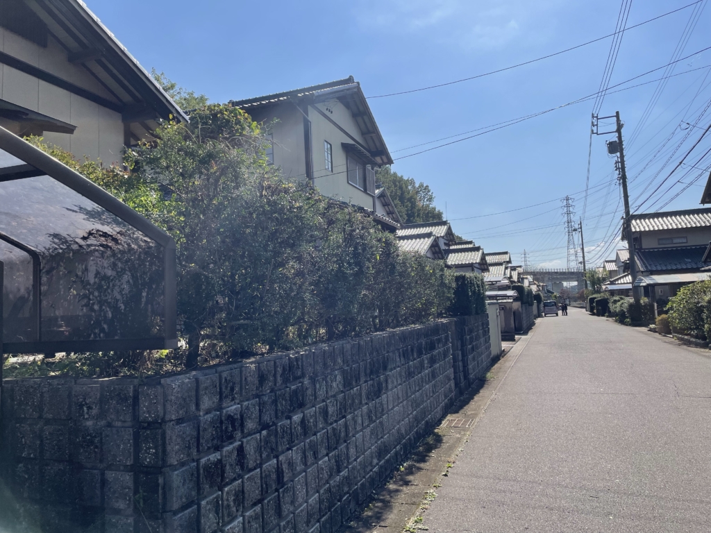 岐阜県美濃市塀草刈り後