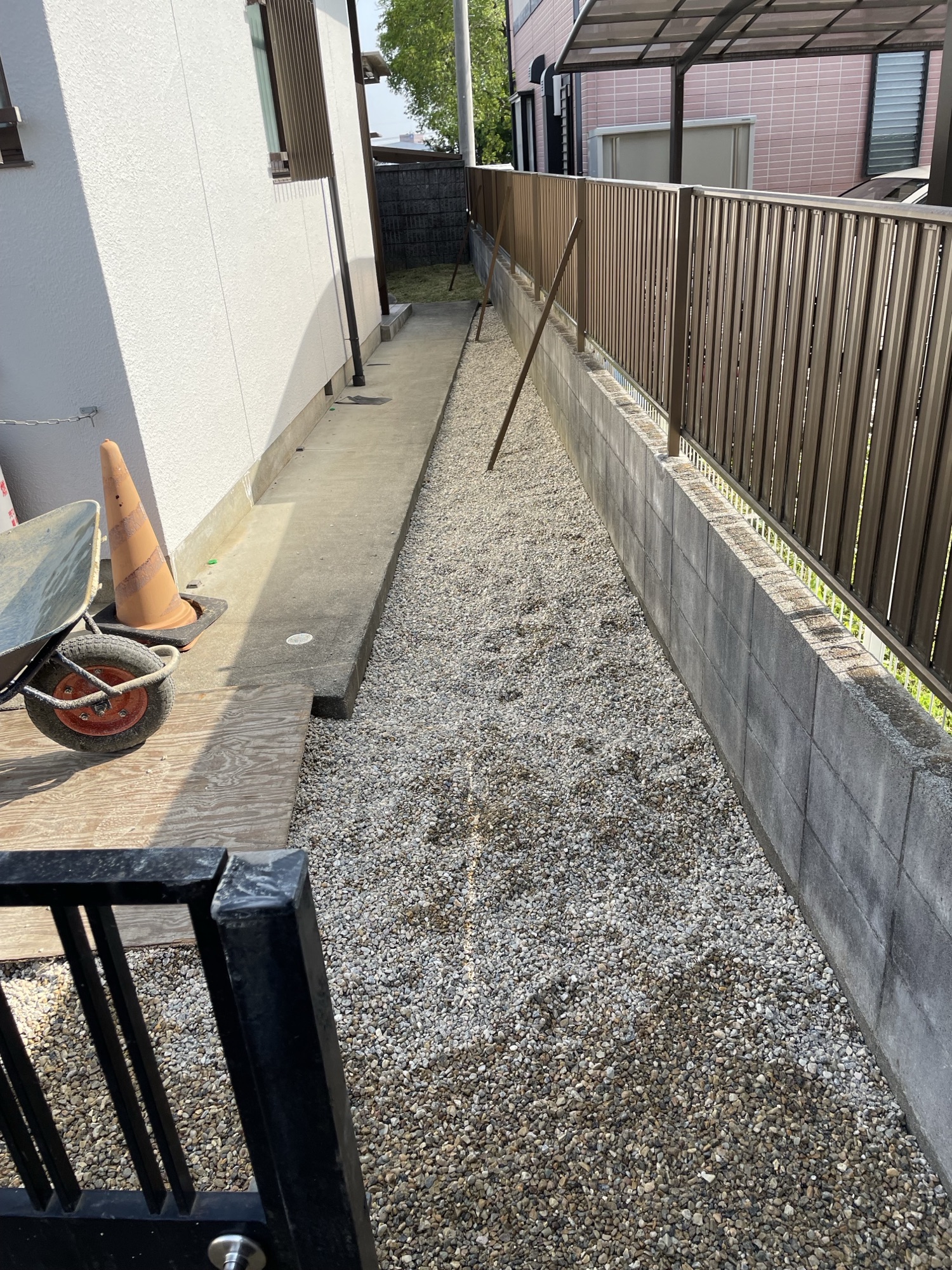 防草シート施工後に砂利をひいた様子