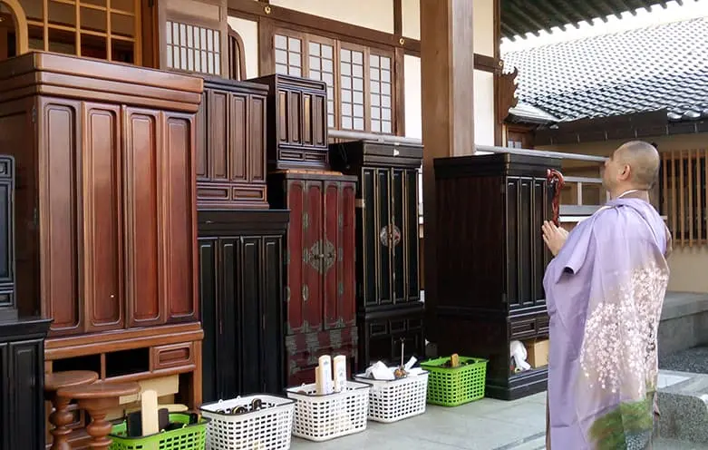 お寺での供養風景