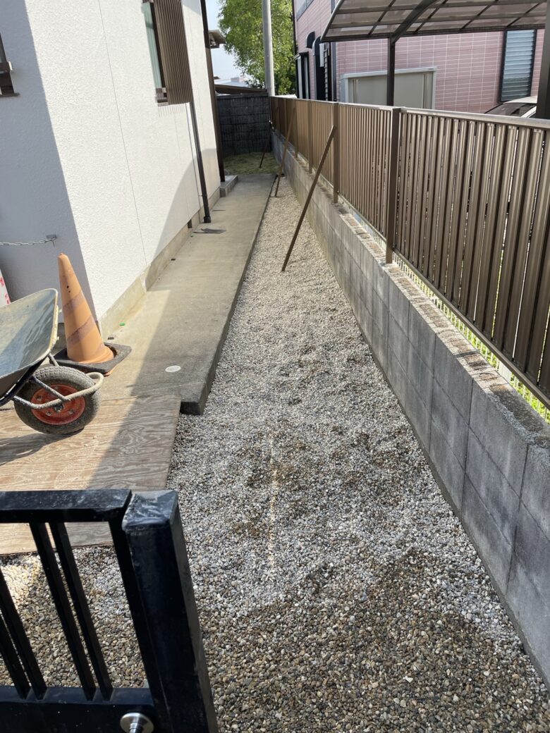 防草シート施工後に砂利をひいた様子