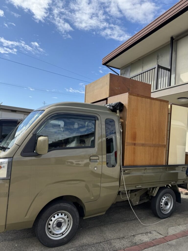 軽トラに積み込んだ不用品回収品①